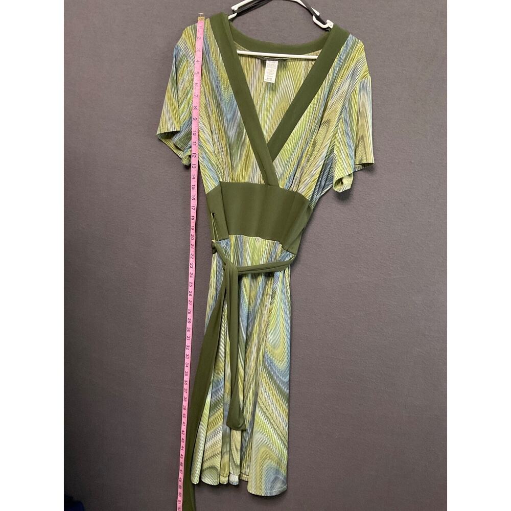 Green Patterned V-Neck Dress with Waist Tie - Picture 6 of 7